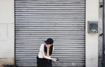 网友如何评价迪丽热巴素颜出镜和给路人打码的行为？