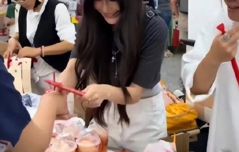 杨颖连续三年参加校园义卖活动，今年有哪些不同寻常的细节？|校园义卖会|脸部|粉底|修饰|冷白皮