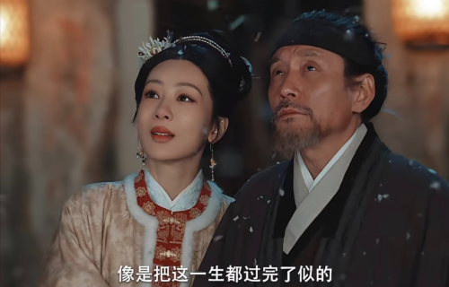 杨紫重返《家业》拍摄地,穿新中式扎侧马尾好温婉,自己撑伞没架子