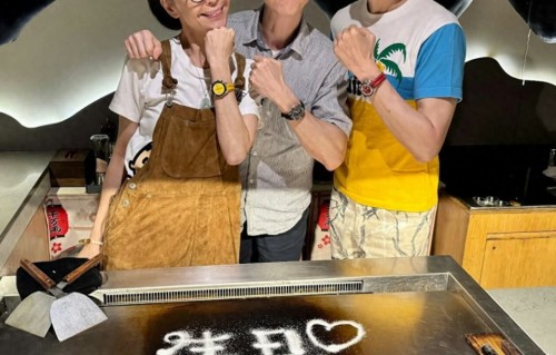 57岁伍咏薇素颜与家人聚会，俩哥哥罕露脸，兄妹仨身形样貌都很像