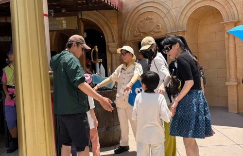 新加坡偶遇唐嫣罗晋带娃，6岁小小糖身高亮眼，一家超甜！