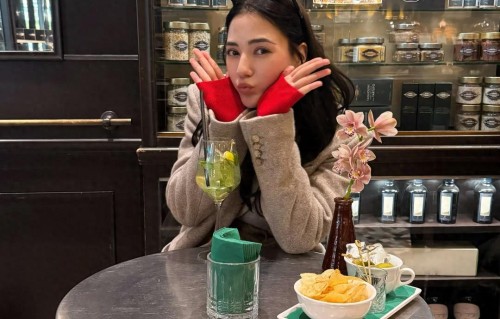 娜然晒旅行照秀恩爱！网友夸霍启山好会拍照，她定居香港感情稳定 