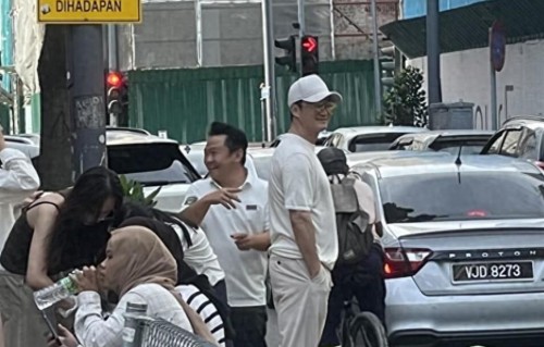 52岁吴京马来西亚度假被偶遇，健硕身材宠妻细节磕到上头！