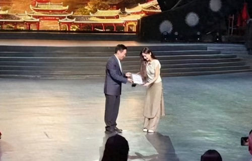 杨颖现身贵州非遗，穿搭素朴像围裙，身材干瘪苹果肌下垂，没星味 
