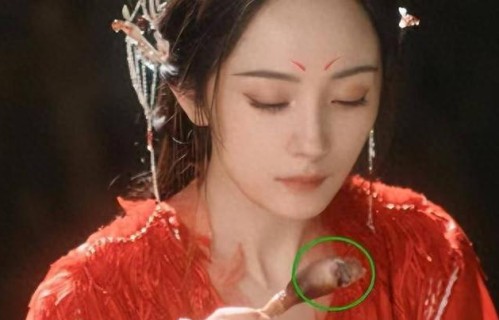 不会演穷人别尬演！看田曦薇吃肥肠面和杨紫吃糌粑，差距高下立现 