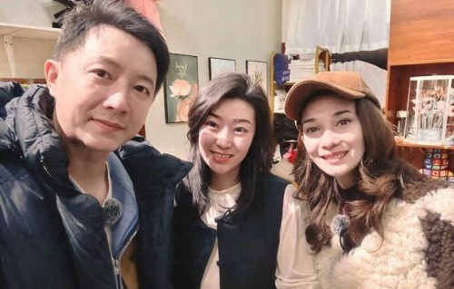 韩庚携妻子回东北过年！吃平价路边摊接地气，这家人很会省钱|卢靖姗|明星|鞋子|营养餐|节目