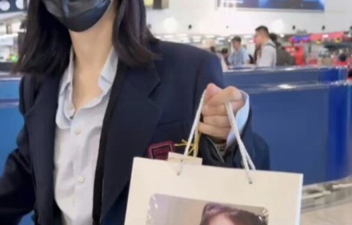 内娱友情天花板！谢娜感谢李小冉粉丝支持小冉，长达26年的友情奔赴