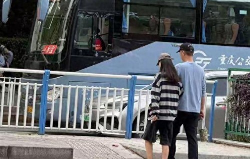 任重夫妇街头被偶遇，41岁孙骁骁真人瘦到惊艳，脚踝细得像少女 