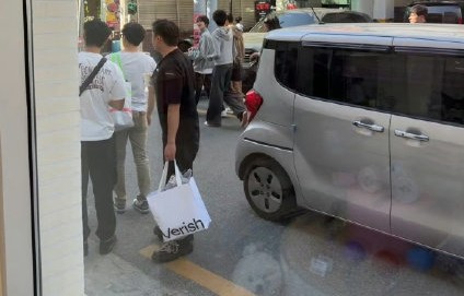 王橹杰为什么会在韩国休假期间遭遇私生围堵并报警？