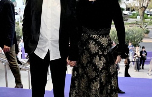 60岁巩俐与老公同框，穿黑色针织衫+鎏金提花半身裙，高级又洋气 