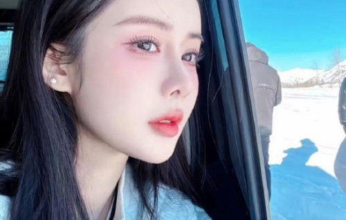 韦雪前夫晒女儿成人礼，离婚12年仍合作搞事业