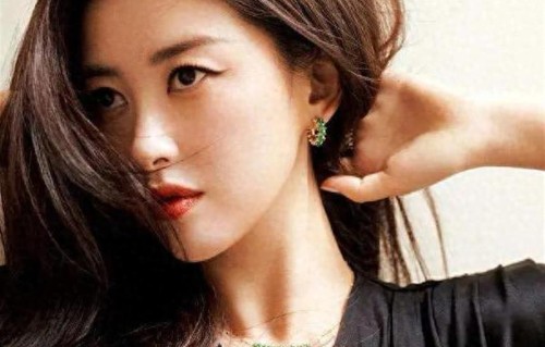 朱珠一袭黑色连衣裙搭配高跟鞋，简直女人味十足