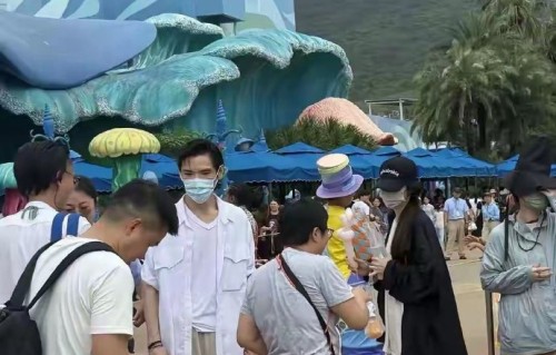 向佐郭碧婷带娃游玩，他们的一双儿女几岁了？