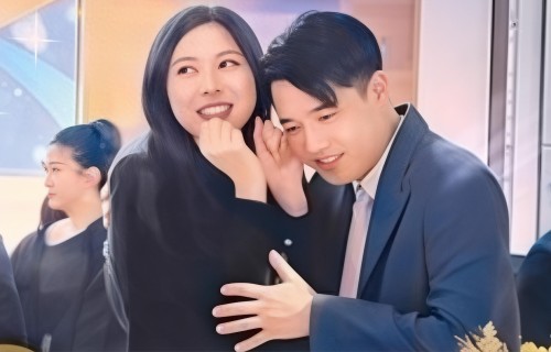 何猷亨与新女友近照曝光，相互依偎笑得甜蜜，女方一头长发好斯文 
