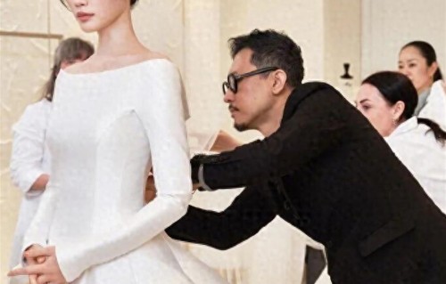 奚梦瑶试装婚纱视频曝光 婚纱制作期长达6个月 后背打开如一双翅膀