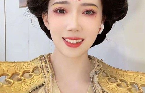 巅峰期退隐生子的女演员复出后雨中表演节目,“不倒翁”改“原地转圈”