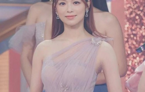 馮盈盈重返母校曬青澀學生相，網民錯重點|冯盈盈|班房|高鈞賢|港姐|前港