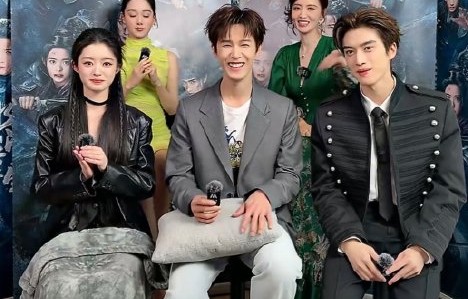 《冰湖重生》主演们在直播中具体展示了哪些角色的招牌动作？