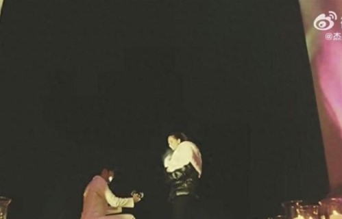 周杰伦晒旧求婚入新专辑，舞台与生活重叠，他还是真实的吗？