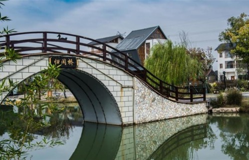 两性关系，50岁后，女人不怕你占便宜，就怕你做到这一步.