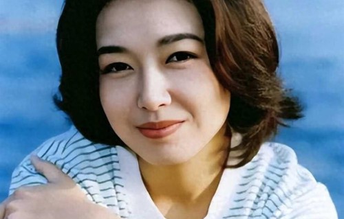 江珊还在拍戏，她没单位却不敢停，三十年演了九十部剧