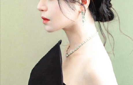 陈妍希在《歌手》观众席的视频中表现如何？
