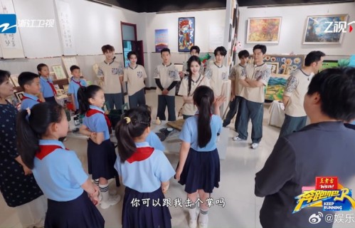 白鹿与小粉丝暖心互动，三年喜爱终获击掌回应|小朋友|头发|劲儿|可爱|样子