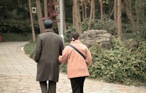 老了才明白：只有一个儿子的家庭，儿媳再好，也别交出这3样东西