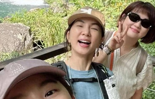 田馥甄晒S.H.E3人合体爬山，陈嘉桦带包子接地气，任家萱现在最没星味