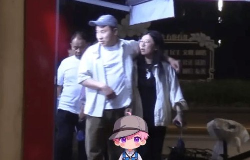 徐志胜带女友与父母聚餐！饭后搂着女友脖子一起回酒店...