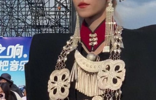 音乐节偶遇岳岳，这身穿搭直接炸场了