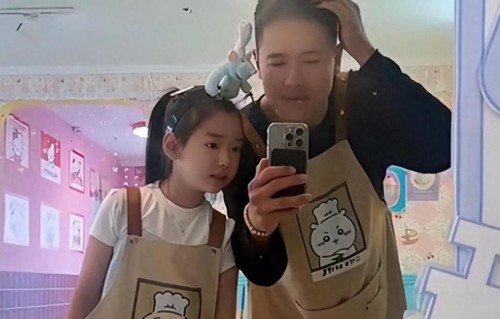 董璇高云翔再婚后罕见同框！陪女儿过生日，酒窝希望三人能有合照
