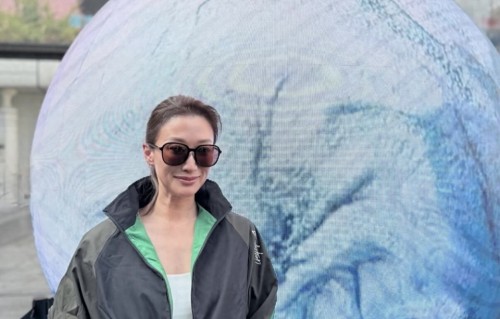 谢婷婷回国看谢霆锋演唱会，与7岁女儿坐观众席，母女自拍好开心