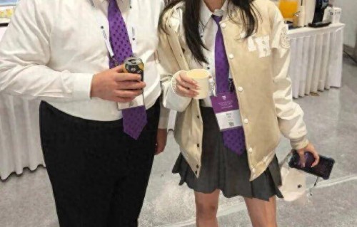 令人佩服！赌王幼女何超欣清华硕士毕业选择留校，没想到还有另一重身份