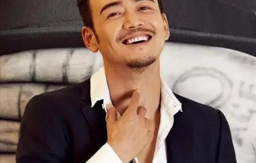 小包总一夜爆红后失速？杨烁限薪风波越界争议，复出还难吗