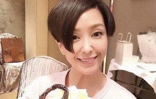 香港知名演员秀恩爱，原谅老公婚内出轨，结婚半月前夫意外身亡 