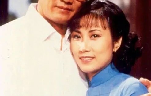 汪明荃追忆谢贤：两人首度合作即合拍《千王之王》，因自己比较严肃，谢贤常故意整蛊她，他是个好人，很会照顾人