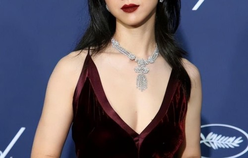 46岁汤唯与丈夫甜蜜同框，才懂她当初为何执意嫁韩国导演，这女人太清醒了！