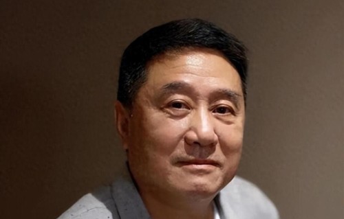 为了梅婷，他与原配离婚、净身出户，如今68岁却孤身一人