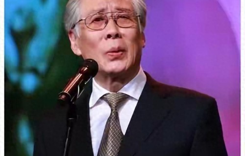 90岁焦晃近况，与小30岁娇妻住破旧小区，穿纸尿裤、1天依旧5包烟 