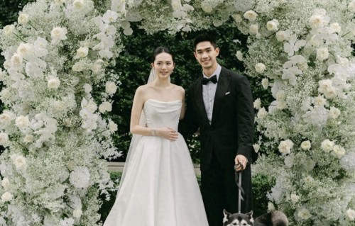 吴婉芳次子婚后晒婚礼照，宣读誓词激动落泪，与母亲挽手画面温馨