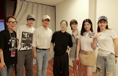 梓渝在谢霆锋演唱会后台与霍汶希等人的合照具体是怎样流出的？