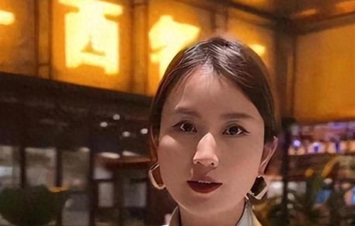 与富豪离婚后，上海著名主持沦为网红，如今8岁儿子成她唯一支柱