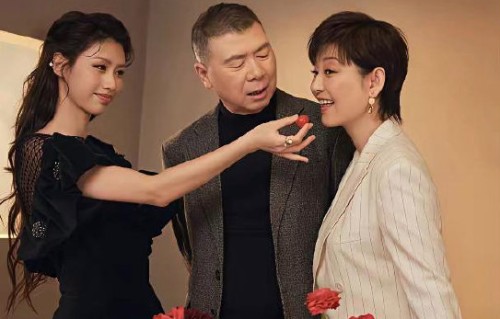 冯小刚徐帆养女徐朵：从福利院眼疾女孩到青年导演