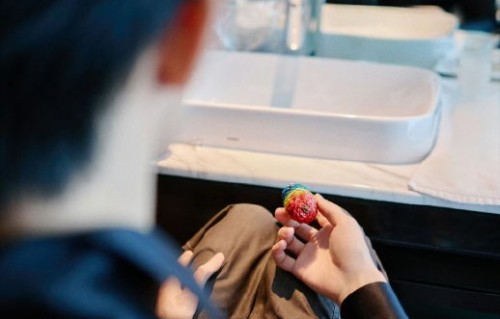 易烊千玺戴彩色松果亮相百花奖，细节温柔刷屏