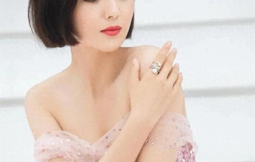 佟丽娅剪甜美短发，身穿一袭露肩粉色亮片礼服裙好甜美淑女范儿