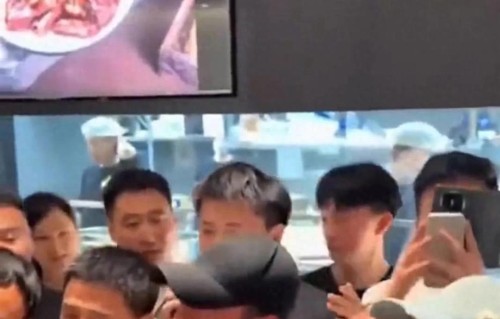 文章面馆一碗油泼面32元肉夹馍18元，高峰时段需排队3-8小时