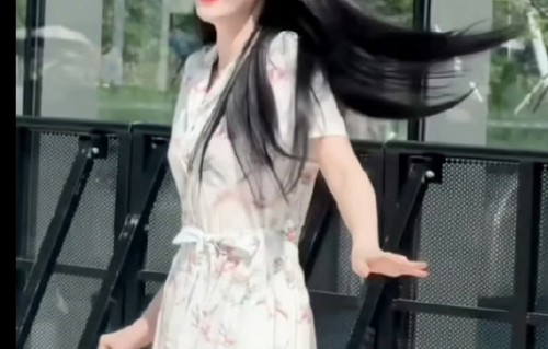 王楚然这次绊倒摔跤的照片为什么能上热搜？