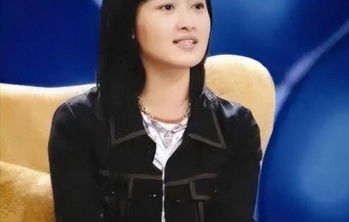 曾被骂“玩弄感情”的央视女主播，如今带娃逛街状态惊艳：她到底经历了什么？