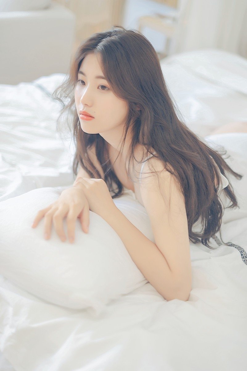 阚清子产后一个多月复工，老公陪伴其现身机场，前往长沙录制浪姐